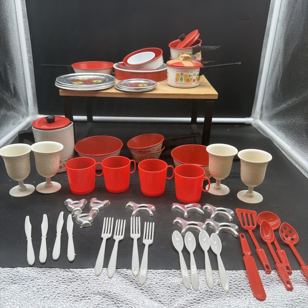 VTG 1950s/1960s Chilton 59 Piece Aluminum & Plastic Kids Play Kitchen Set Pans